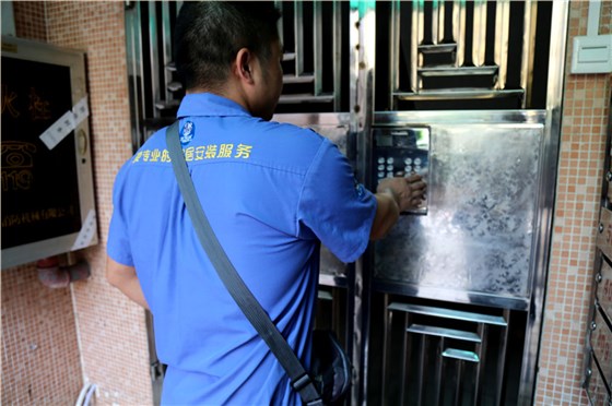 左右手安裝師傅按照和業(yè)主的約定好的時(shí)間，準(zhǔn)時(shí)來到業(yè)主家