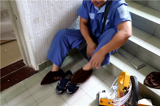 家具安裝謝師傅很有禮貌的和客戶打完招呼之后，快速的換上鞋套