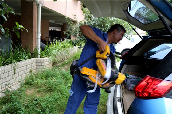 安裝師傅將工具搬上車，準(zhǔn)備去到下一個(gè)業(yè)主家