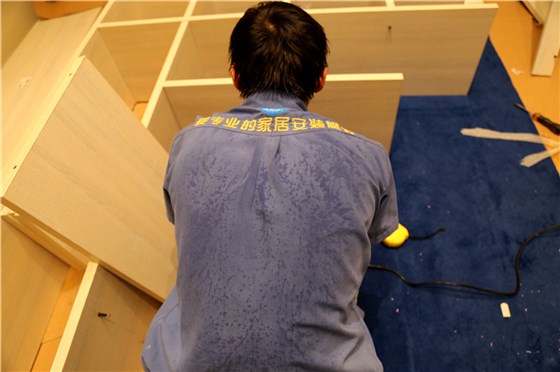 家具安裝師傅汗流浹背也不休息，只為客戶的囑托