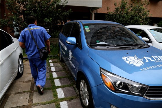 左右手家具安裝師傅完成一家的安裝后，馬不停蹄的趕往下一業(yè)主家