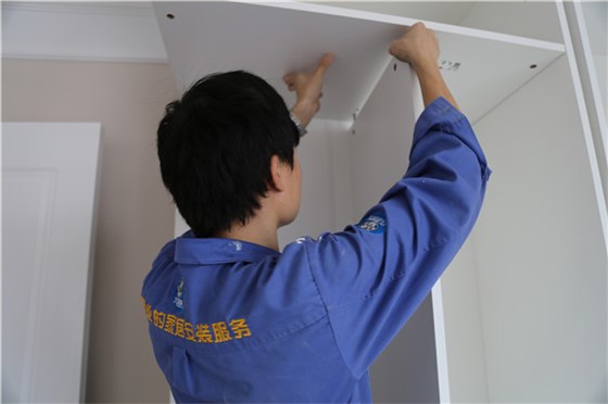 左右手衣柜安裝師傅正在給客戶(hù)家安裝定制衣柜
