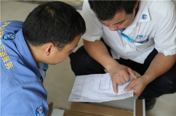 家具安裝過程中，左右手安裝師傅默契的配合