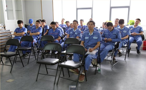 左右手衣柜安裝師傅進(jìn)行上課中 左右手衣柜安裝師傅進(jìn)行上課中