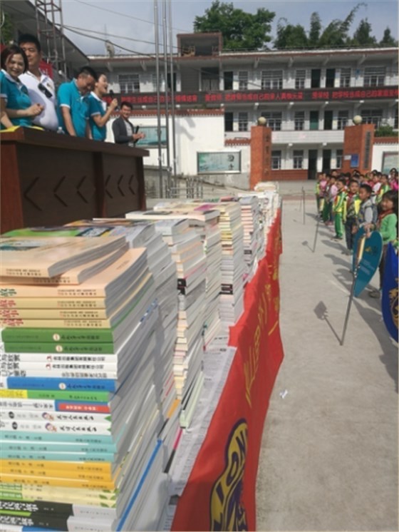 左右手領(lǐng)導與獅子會成員所捐書