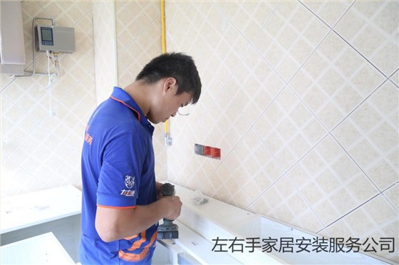 左右手櫥柜安裝師傅正在拼裝材料 左右手櫥柜安裝師傅正在拼裝材料