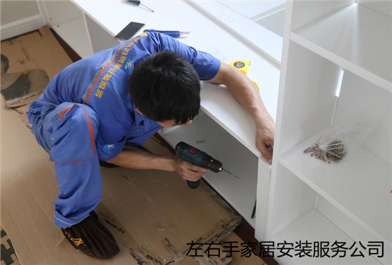 左右手家具安裝師傅正在進(jìn)行衣柜安裝 左右手家具安裝師傅正在進(jìn)行衣柜安裝