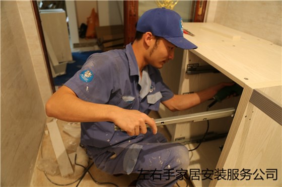 左右手櫥柜安裝師傅正在安裝櫥柜 左右手櫥柜安裝師傅正在安裝櫥柜