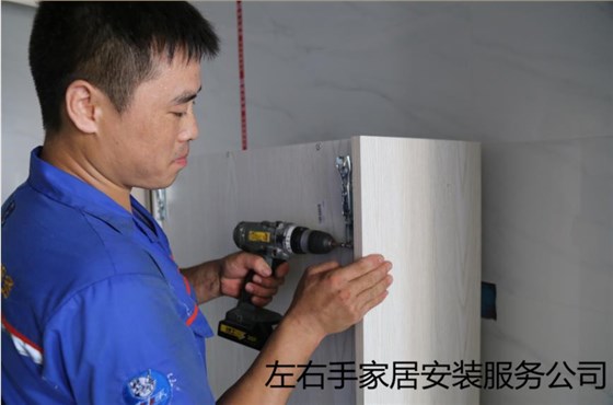 櫥柜安裝師傅正在安裝櫥柜 櫥柜安裝師傅正在安裝櫥柜