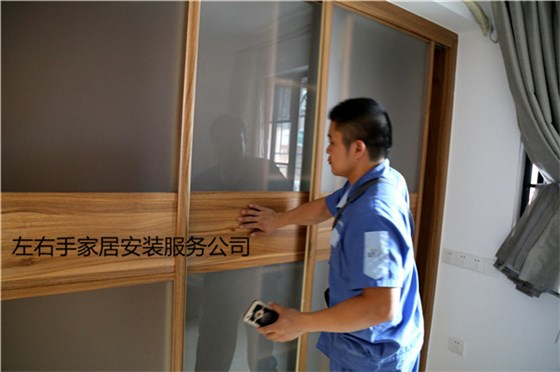 衣柜安裝師傅在檢查衣柜推拉門(mén) 衣柜安裝師傅在檢查衣柜推拉門(mén)