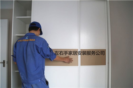 衣柜安裝師傅安裝推拉門衣柜 衣柜安裝師傅安裝推拉門衣柜