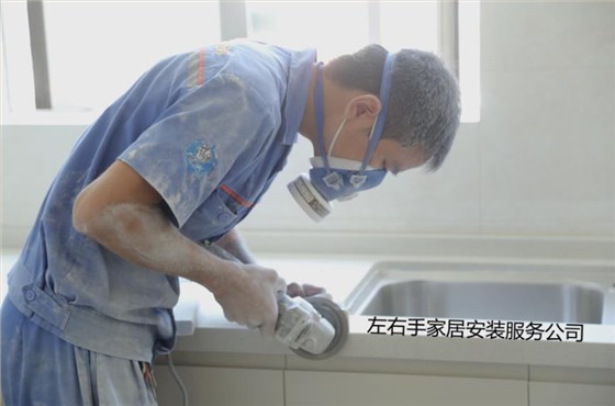 正在安裝臺(tái)面的安裝師傅 正在安裝臺(tái)面的安裝師傅