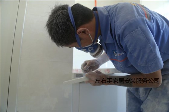 臺(tái)面安裝師傅正在粘合擋水條 臺(tái)面安裝師傅正在粘合擋水條