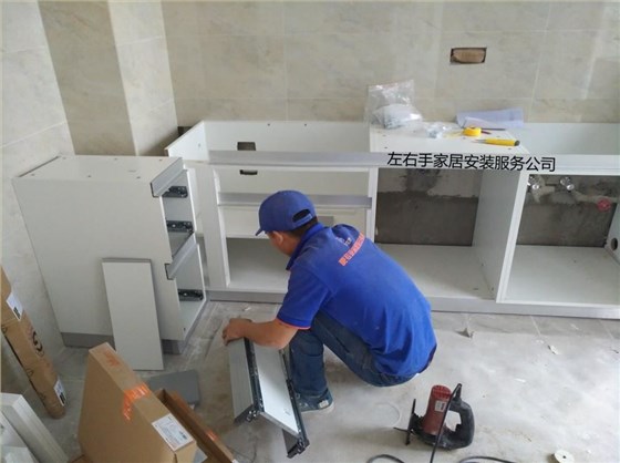 櫥柜安裝師傅安裝現(xiàn)場 櫥柜安裝師傅安裝現(xiàn)場