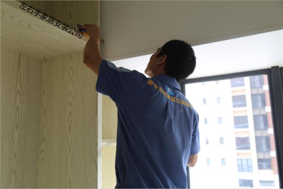 安裝師傅正在測量壁柜 安裝師傅正在測量壁柜