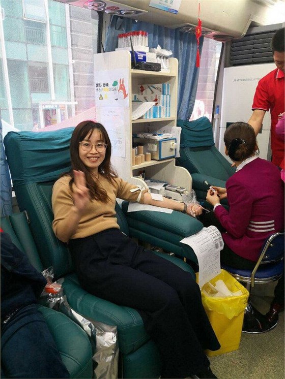 左右手員工獻(xiàn)血中1 左右手員工獻(xiàn)血中1