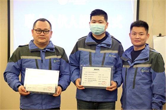 為周總（左），王總（中）頒發(fā)左右手股權(quán)證書