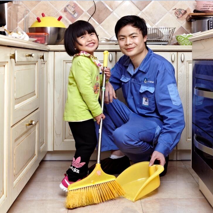 家具安裝完成后，和&ldquo;小業(yè)主&rdquo;一起清理垃圾