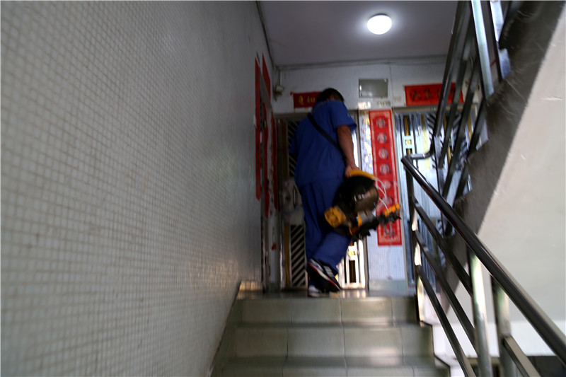 沒有電梯，家具安裝師傅扛著重重的工具爬樓梯