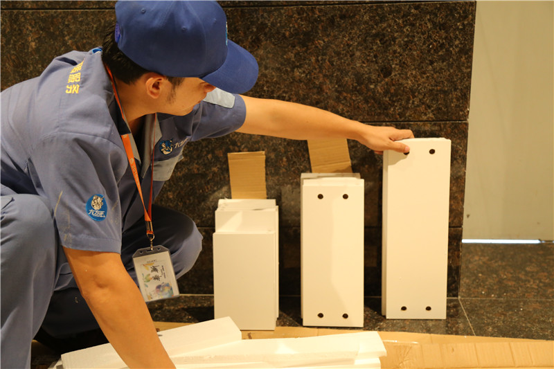 左右手家具安裝師傅耐心的等待客戶，遵守契約精神