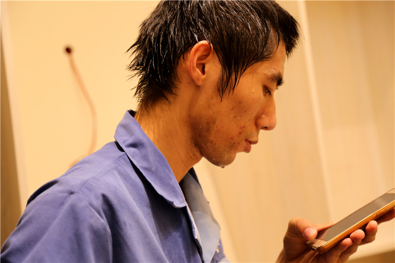 左右手家具安裝師傅頭發(fā)像剛從水里面出來，汗水不間斷的從頭發(fā)上流下來