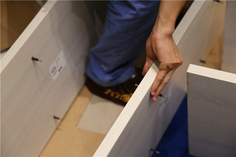 左右手家具安裝師傅磕磕碰碰常用的事情，手指受傷，繼續(xù)工作