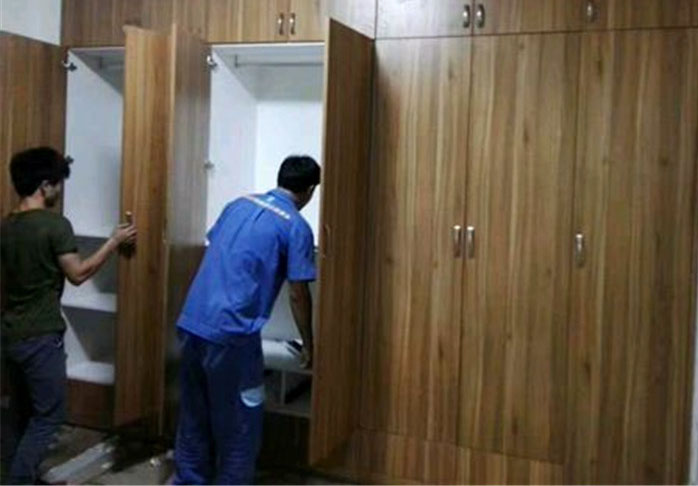 左右手家具安裝按照標(biāo)準(zhǔn)完成家具安裝，和業(yè)主一起驗收。