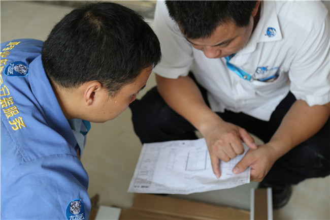 家具維修現(xiàn)場，家具維修工與管理者正在探討維修問題