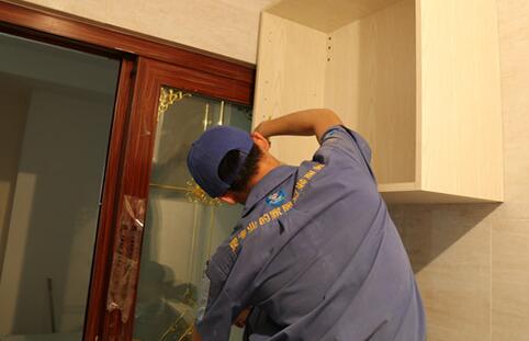 櫥柜安裝師傅告訴你，水泥櫥柜和磚砌櫥柜的優(yōu)缺點(diǎn)