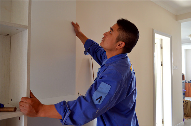 衣柜安裝現(xiàn)場(chǎng)正在安裝衣柜門(mén)