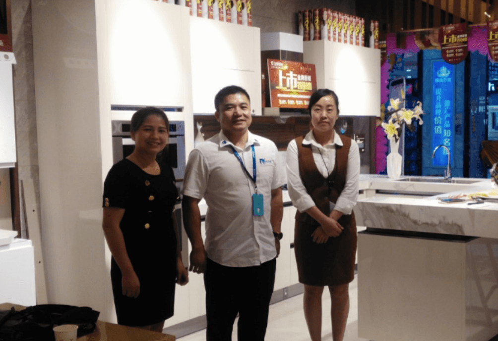 左右手合作品牌衣柜、櫥柜新店樣板驗(yàn)收