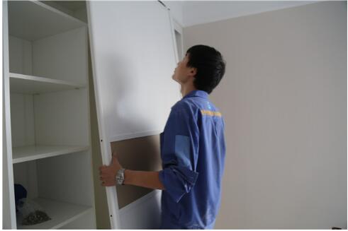 想知道安裝衣柜吊滑門難不難？你需要了解這些