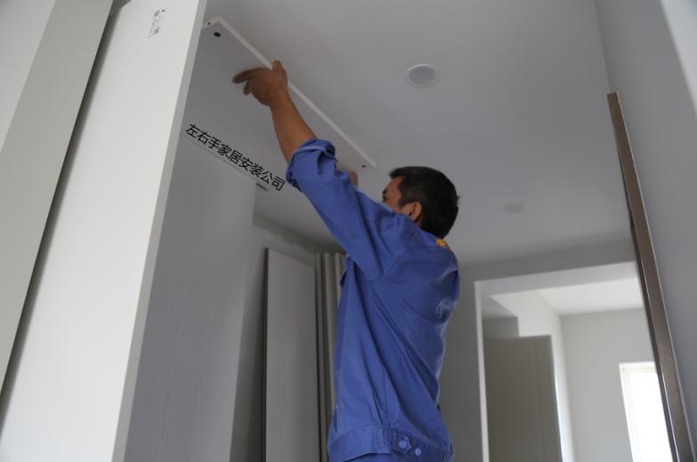 安裝活動隔斷，幫助衣柜合理分區(qū)