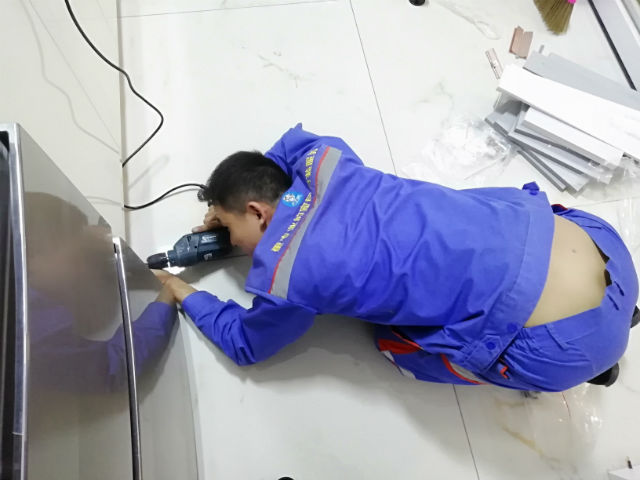 每一次安裝服務(wù)背后，都是安裝師傅們無數(shù)次的跪地而行3