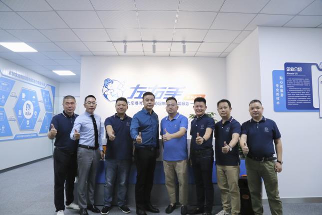 左右手成都總包商開(kāi)業(yè)儀式取得圓滿成功！