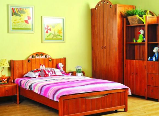 陽(yáng)光直射(紫外線侵蝕)、空氣、潮濕等因素會(huì)導(dǎo)致漆膜老化分解，從而變黃。所以即使是最好的家具漆，也要注意保護(hù)，避免家具長(zhǎng)期暴露在陽(yáng)光直射或潮濕的環(huán)境中。