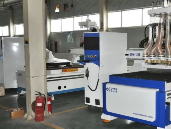 板式家具十大品牌：板式家具數(shù)控開(kāi)料機(jī)有什么優(yōu)缺點(diǎn)？