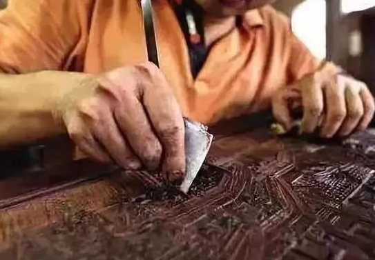 噴砂磨料加工:實木家具噴砂精磨，比人工高效，比傳統(tǒng)砂光靈活