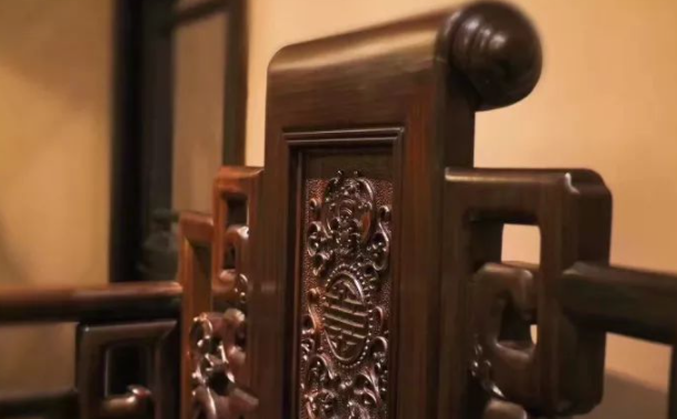 中國傳統(tǒng)紋飾：紅木家具紋飾內的灰塵，究竟該如何保養(yǎng)，清塵