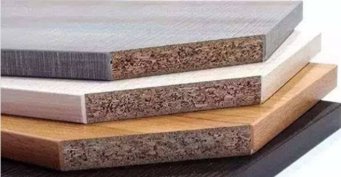 顆粒板和密度板哪個(gè)好？櫥柜定制實(shí)木顆粒板的優(yōu)缺點(diǎn)！