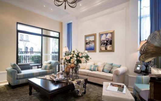 多功能圓茶幾：客廳沙發(fā)茶幾這樣搭，怎樣都不出錯(cuò)！