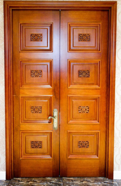 煙臺實(shí)木門安裝：實(shí)木門是什么材質(zhì)做成的？