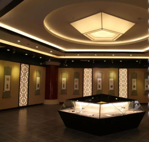 客廳立式展示柜，現(xiàn)代中式展示柜該如何設(shè)計(jì)？