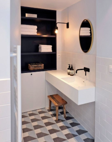 家庭收納技巧：衛(wèi)生間并非得裝浴室柜，需要收納裝塊隔板就好了