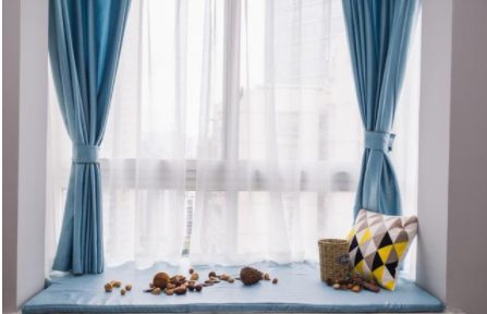 上海門窗加工：鋁合金門窗對(duì)比塑鋼門窗，哪個(gè)適合封陽(yáng)臺(tái)？