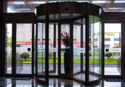 煙臺旋轉(zhuǎn)門維修：酒店不銹鋼旋轉(zhuǎn)門的好處有哪些？