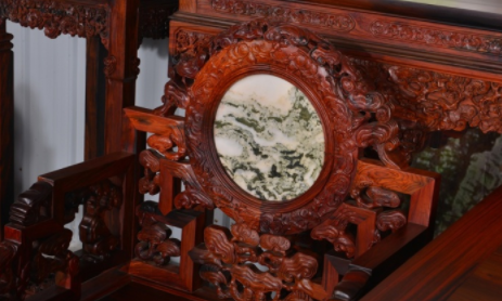 木雕工藝品圖片：紅木家具復(fù)雜的雕工，根本簡單不起來