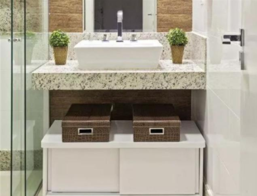 歐式實木浴室柜：衛(wèi)生間別裝浴室柜了！換成一塊板+移動立柜，收納靈活還省地兒