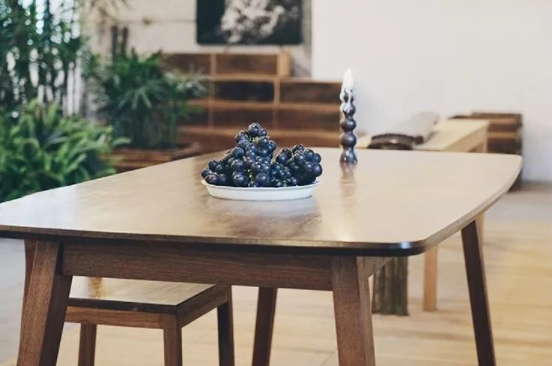 山東實木家具價格：實木家具保養(yǎng)是用油好還是蠟好？