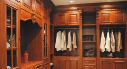 實木家具衣柜：臥室裝修建議定制實木衣柜，實木衣柜優(yōu)點真是很多！